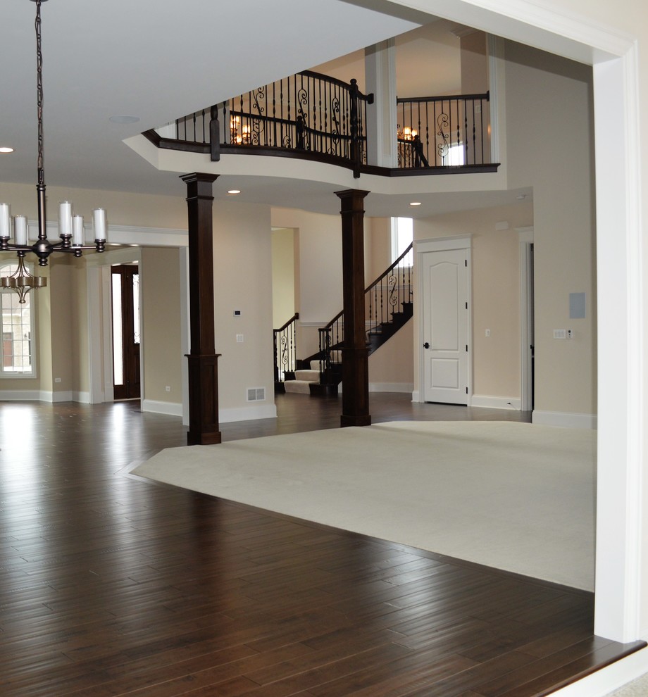 Свежая идея для дизайна: открытая гостиная комната в стиле неоклассика (современная классика) с ковровым покрытием - отличное фото интерьера
