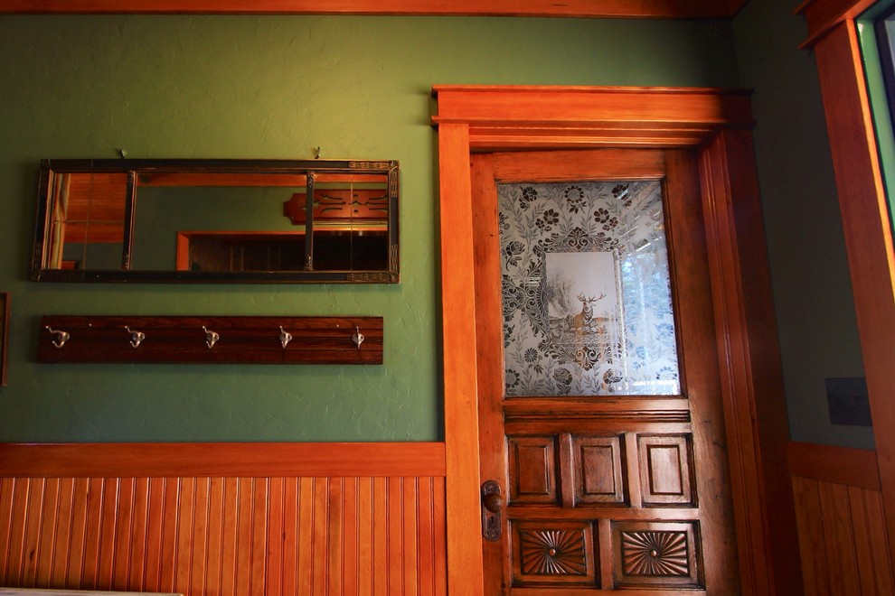 Idee per un piccolo soggiorno rustico con pareti verdi