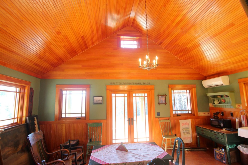 Foto de sala de estar rural pequeña con paredes verdes