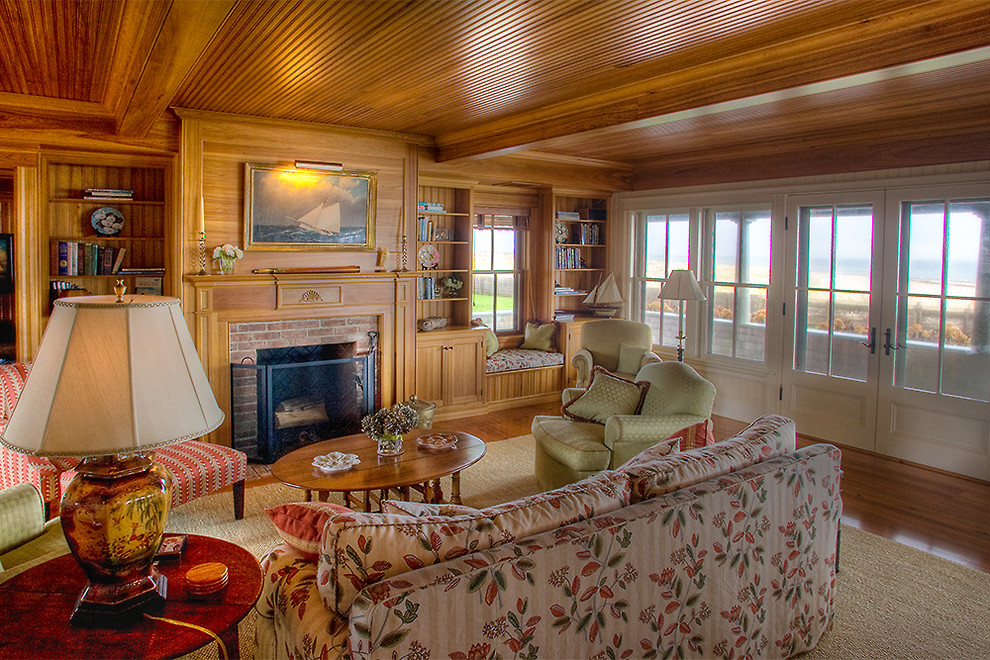 Cette image montre une grande salle de séjour vintage ouverte avec parquet clair, une cheminée standard et un manteau de cheminée en brique.
