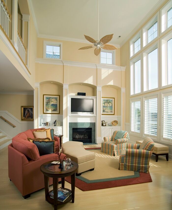 Idée de décoration pour une grande salle de séjour tradition ouverte avec un mur beige, parquet clair, une cheminée standard, un manteau de cheminée en pierre et un téléviseur encastré.
