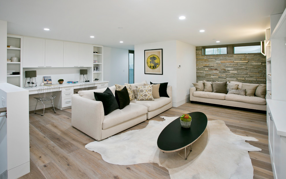 Großes, Offenes Modernes Wohnzimmer ohne Kamin mit weißer Wandfarbe, hellem Holzboden und Multimediawand in Los Angeles