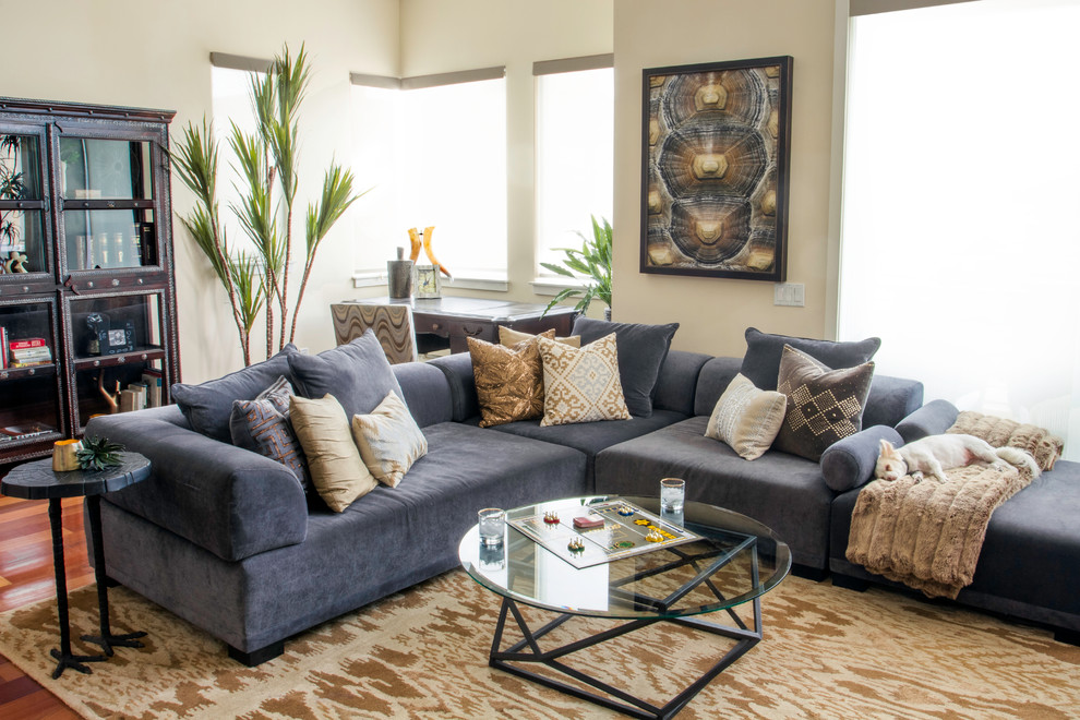 Modelo de sala de estar clásica renovada con paredes beige y suelo de madera en tonos medios