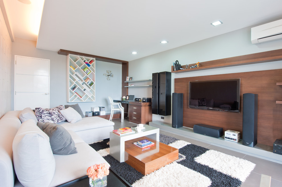 Modernes Wohnzimmer mit grauer Wandfarbe und TV-Wand in Sonstige