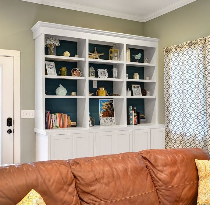 Idee per un soggiorno chic di medie dimensioni e chiuso con pareti verdi, pavimento in legno massello medio e pavimento marrone