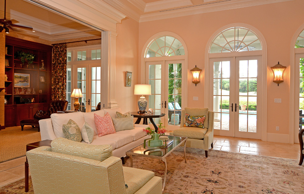 Foto de sala de estar abierta actual grande con paredes rosas, todas las chimeneas y marco de chimenea de madera