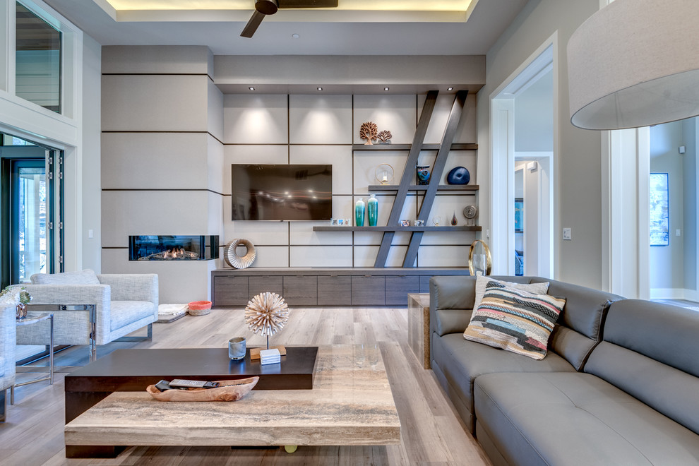 Modernes Wohnzimmer mit grauer Wandfarbe, braunem Holzboden, Gaskamin und braunem Boden in Portland