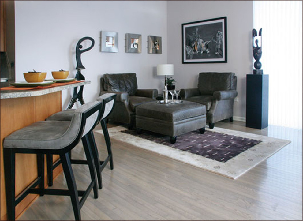 Diseño de sala de estar abierta actual con paredes grises y suelo de madera clara