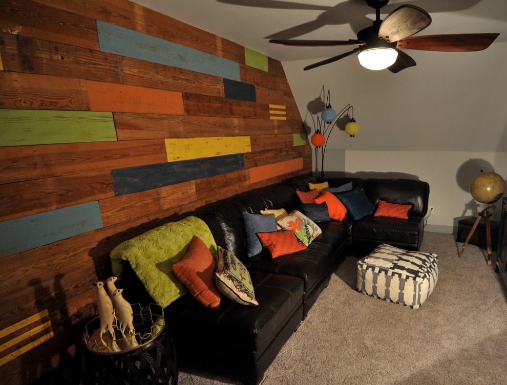 Идея дизайна: комната для игр с ковровым покрытием и отдельно стоящим телевизором