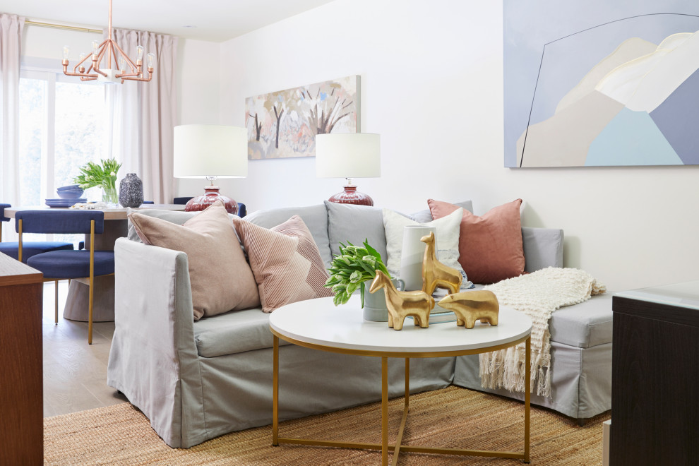 Diseño de sala de estar abierta contemporánea pequeña con paredes blancas, suelo de madera clara, todas las chimeneas y marco de chimenea de ladrillo