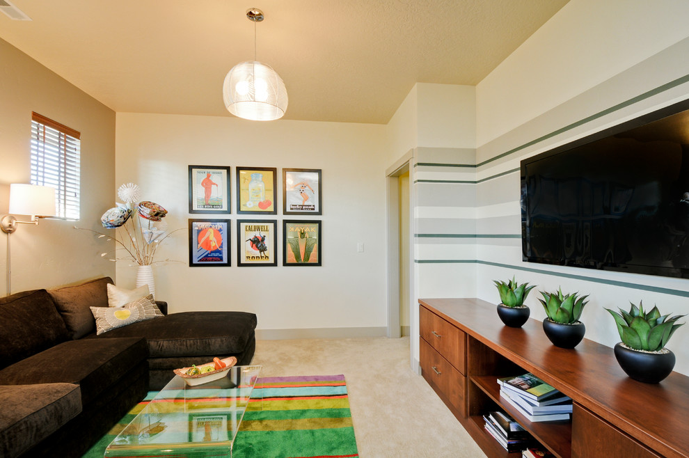 Esempio di un piccolo soggiorno minimalista stile loft con pareti grigie, moquette e TV a parete