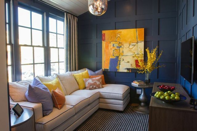 Idee per un soggiorno boho chic con pareti blu, pavimento in legno massello medio e TV a parete