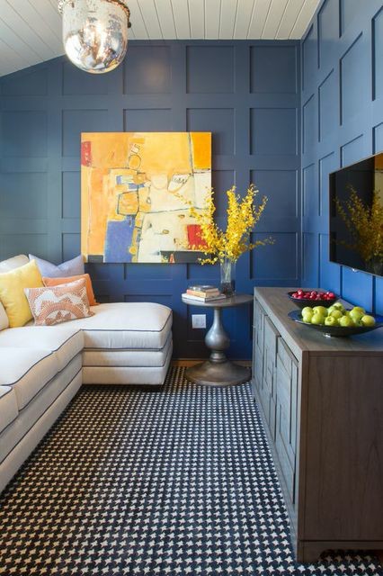 ナッシュビルにあるエクレクティックスタイルのおしゃれなファミリールーム (青い壁、無垢フローリング、壁掛け型テレビ) の写真