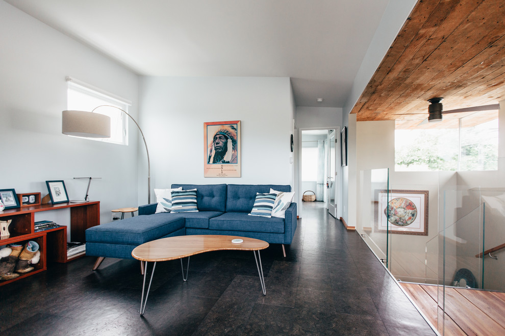 Foto di un soggiorno minimal di medie dimensioni e stile loft con pavimento in sughero e pavimento marrone