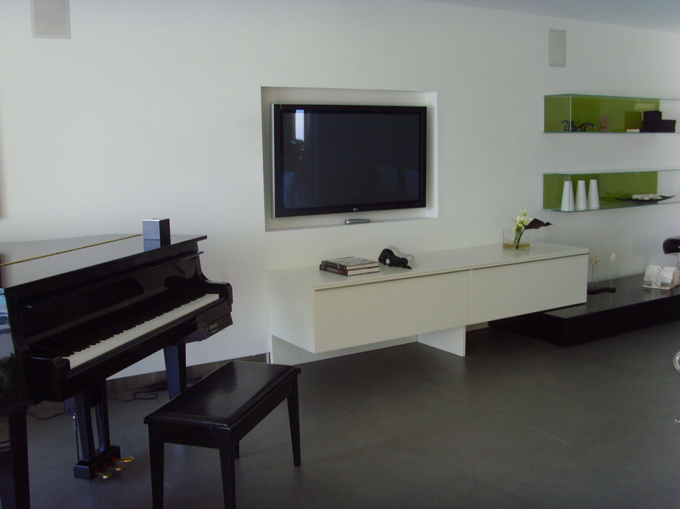 Idee per un soggiorno moderno di medie dimensioni e aperto con sala della musica, pareti bianche, pavimento in cemento, nessun camino, TV a parete e pavimento grigio