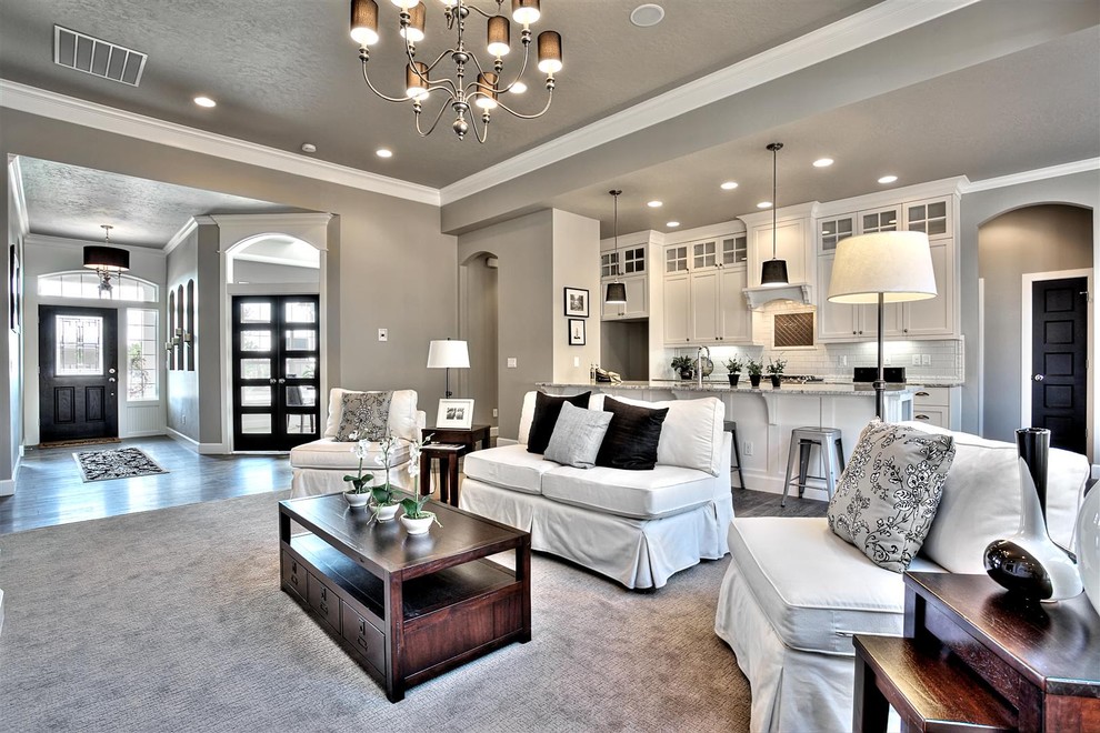 Mittelgroßes, Offenes Klassisches Wohnzimmer mit beiger Wandfarbe und Teppichboden in Boise
