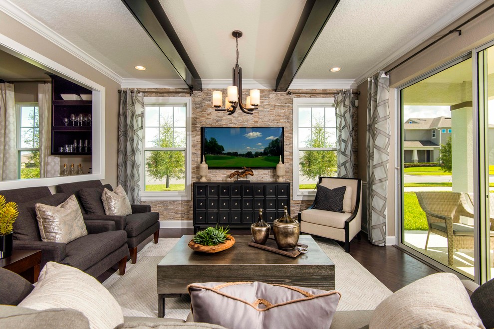 Esempio di un soggiorno classico con pareti beige, pavimento in legno massello medio, travi a vista, TV a parete, carta da parati e pavimento marrone