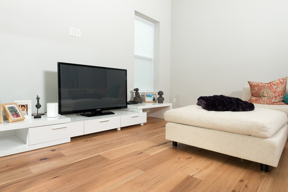 Foto di un grande soggiorno design aperto con pareti bianche, parquet chiaro, nessun camino, TV autoportante e pavimento beige