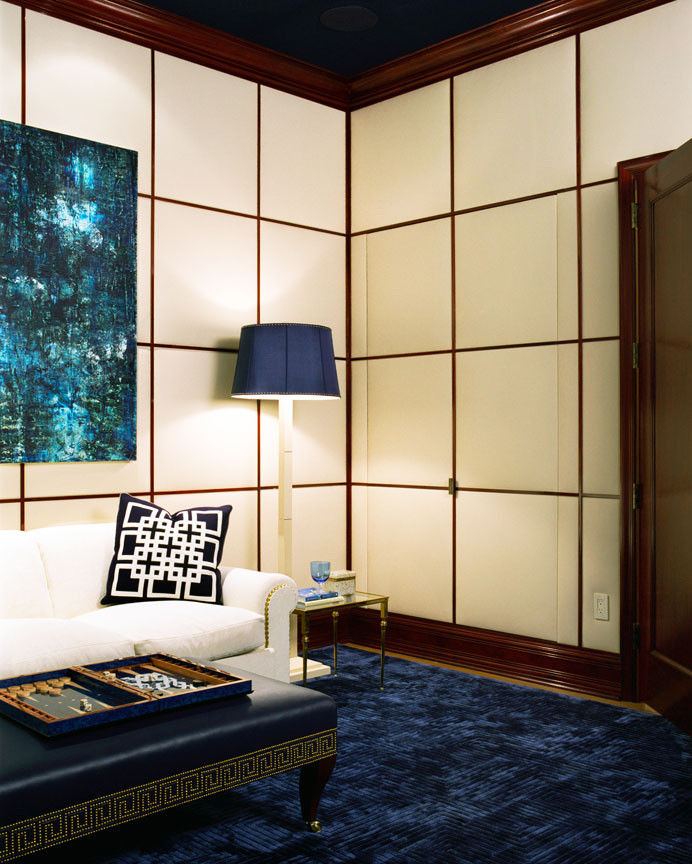 ニューヨークにあるトラディショナルスタイルのおしゃれなファミリールーム (ベージュの壁、カーペット敷き、青い床) の写真