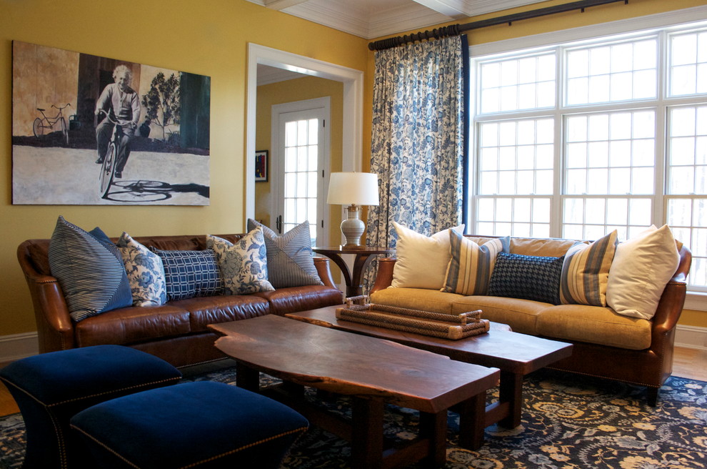 Свежая идея для дизайна: изолированная гостиная комната среднего размера в классическом стиле с желтыми стенами, паркетным полом среднего тона и коричневым полом - отличное фото интерьера