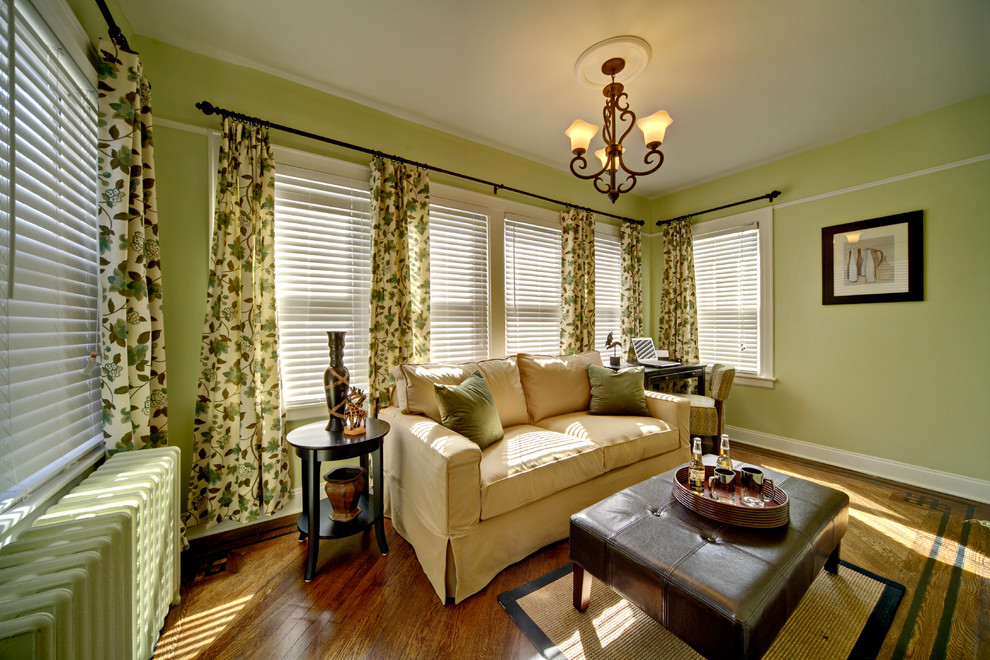 На фото: большая изолированная комната для игр в классическом стиле с зелеными стенами, паркетным полом среднего тона и коричневым полом без камина, телевизора