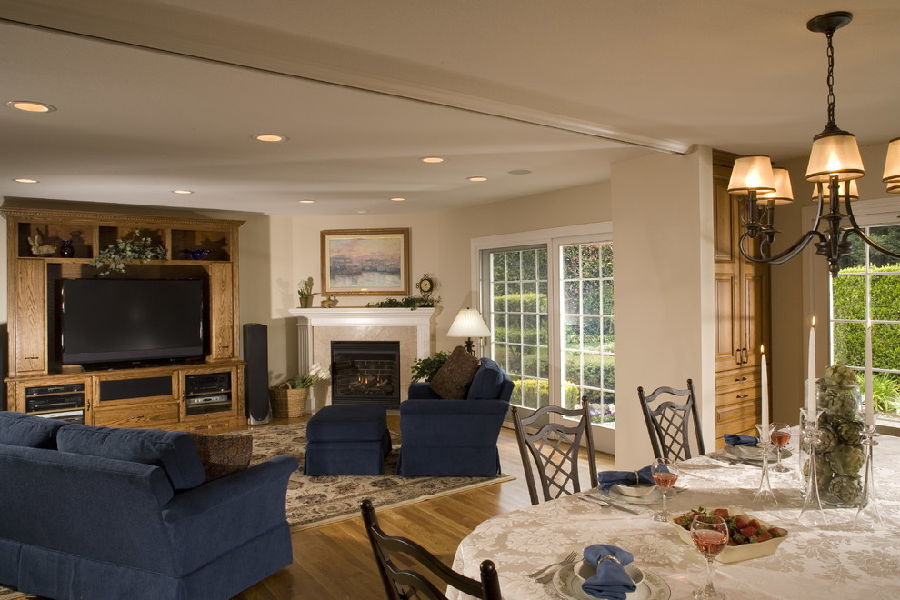 Ejemplo de sala de estar clásica con suelo de madera en tonos medios y chimenea de esquina