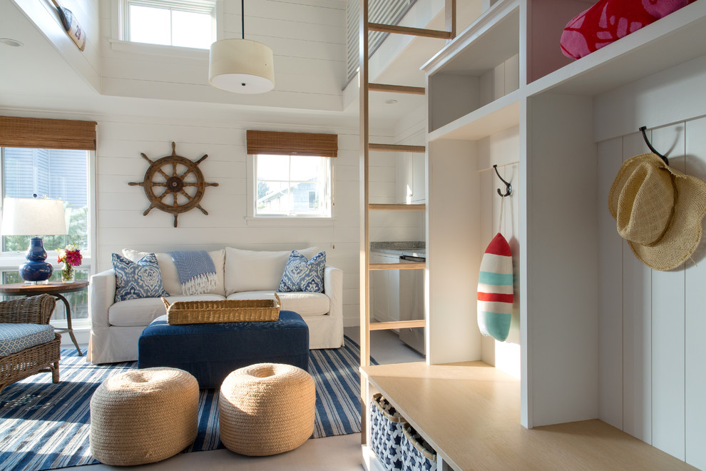 Foto de sala de estar marinera de tamaño medio con paredes blancas y suelo de madera pintada