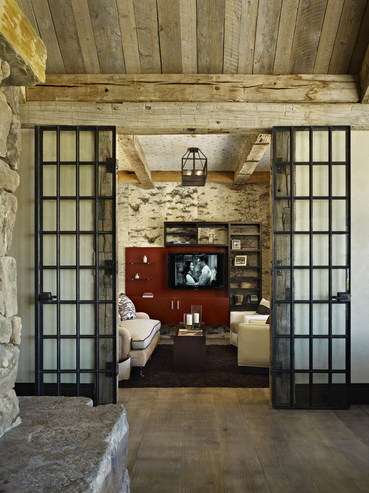 Ejemplo de sala de estar rústica con paredes beige y suelo de madera en tonos medios