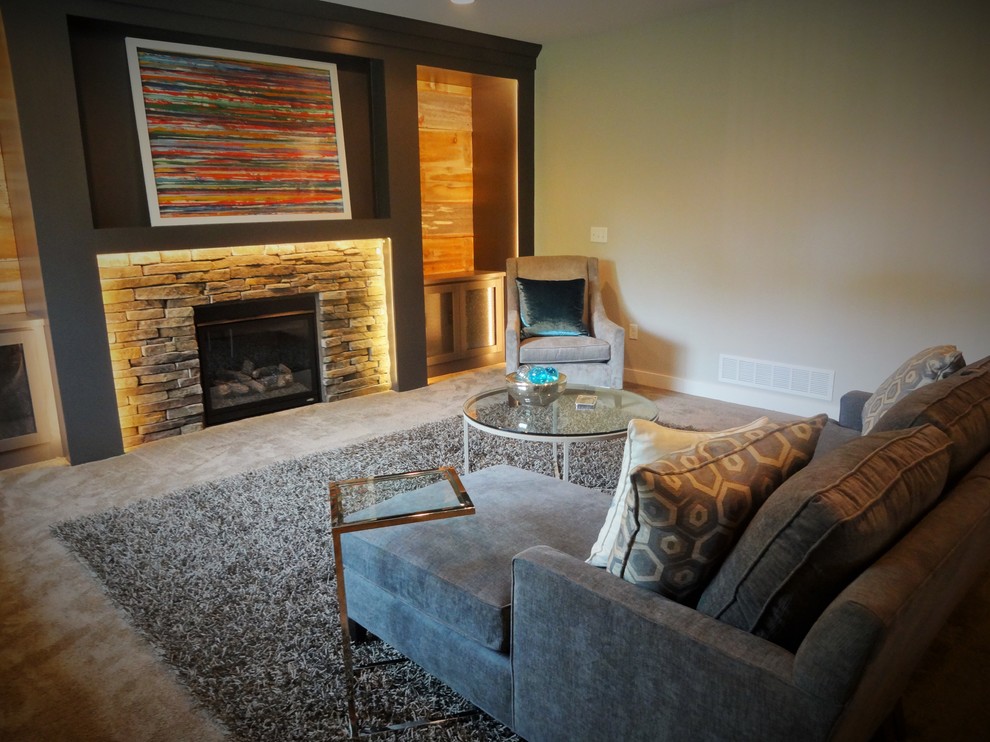 Exemple d'une salle de séjour montagne avec un mur beige, moquette, une cheminée standard et un manteau de cheminée en pierre.