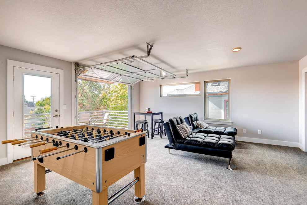 Diseño de sala de juegos en casa cerrada contemporánea con moqueta y alfombra
