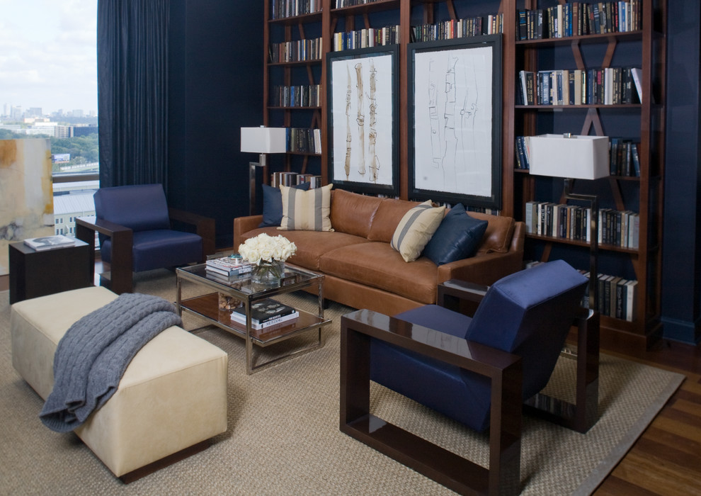 Imagen de sala de estar con biblioteca clásica renovada con paredes azules