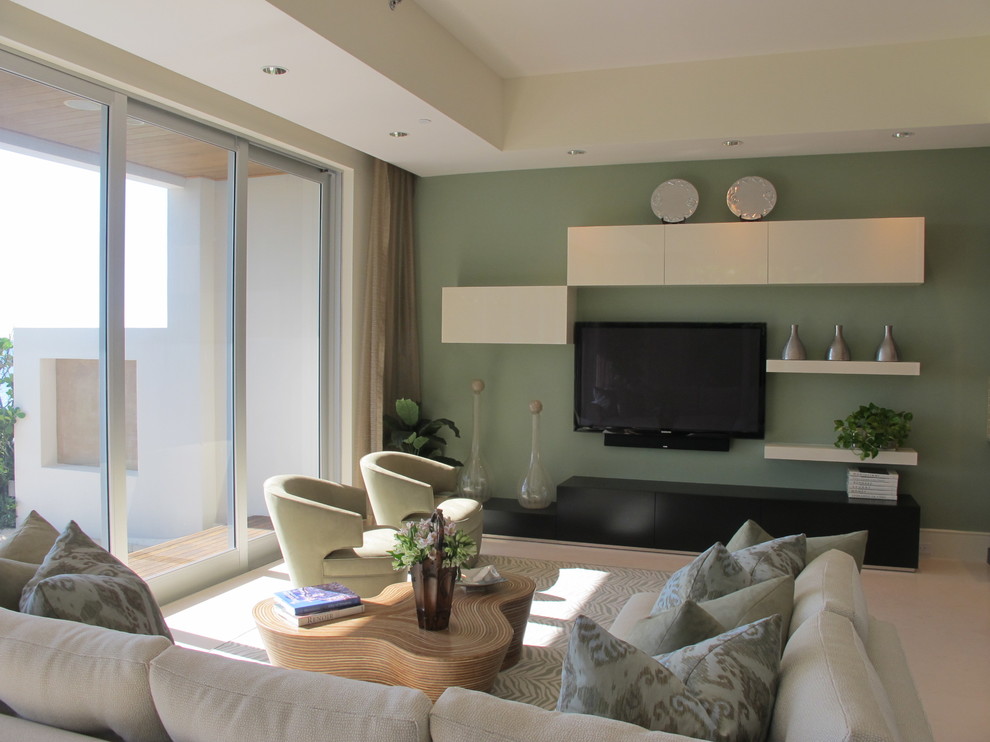 Foto di un soggiorno design aperto con pareti verdi, pavimento in marmo, nessun camino e TV a parete
