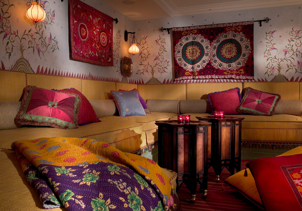 Diseño de sala de estar cerrada mediterránea sin chimenea con paredes multicolor, suelo de madera oscura y suelo marrón