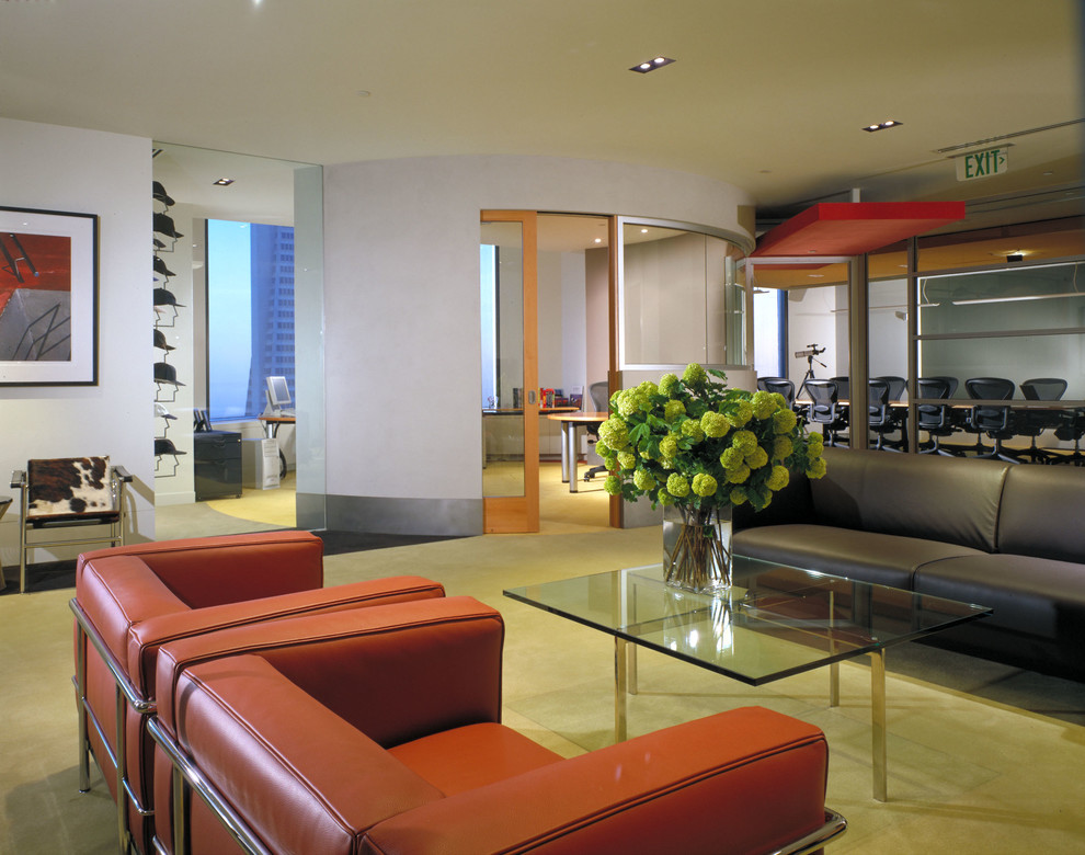 Источник вдохновения для домашнего уюта: большая открытая гостиная комната в современном стиле с ковровым покрытием