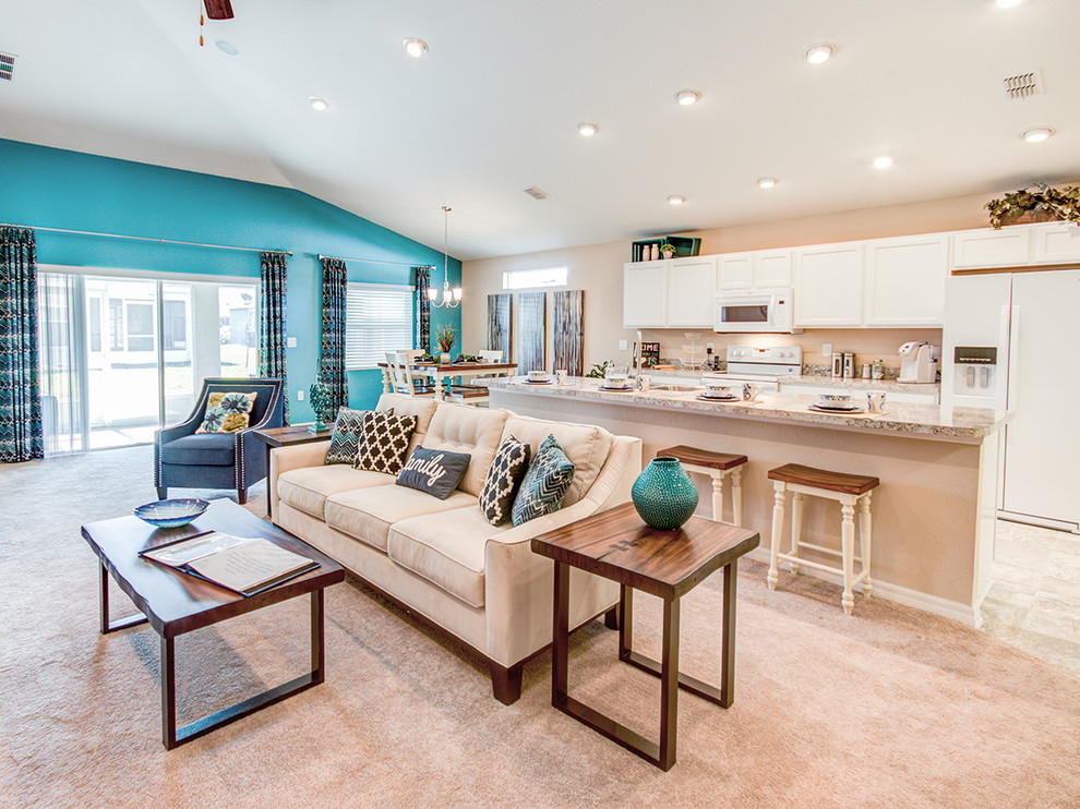 Großes, Offenes Modernes Wohnzimmer mit blauer Wandfarbe, Teppichboden und beigem Boden in Tampa