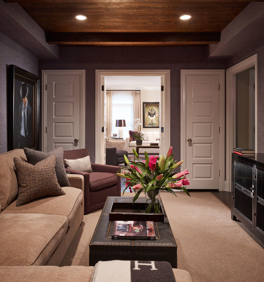 Imagen de sala de estar cerrada clásica renovada con paredes marrones y alfombra