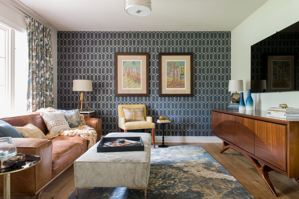 Idée de décoration pour une salle de séjour vintage de taille moyenne avec un téléviseur fixé au mur, un sol en bois brun et un mur multicolore.