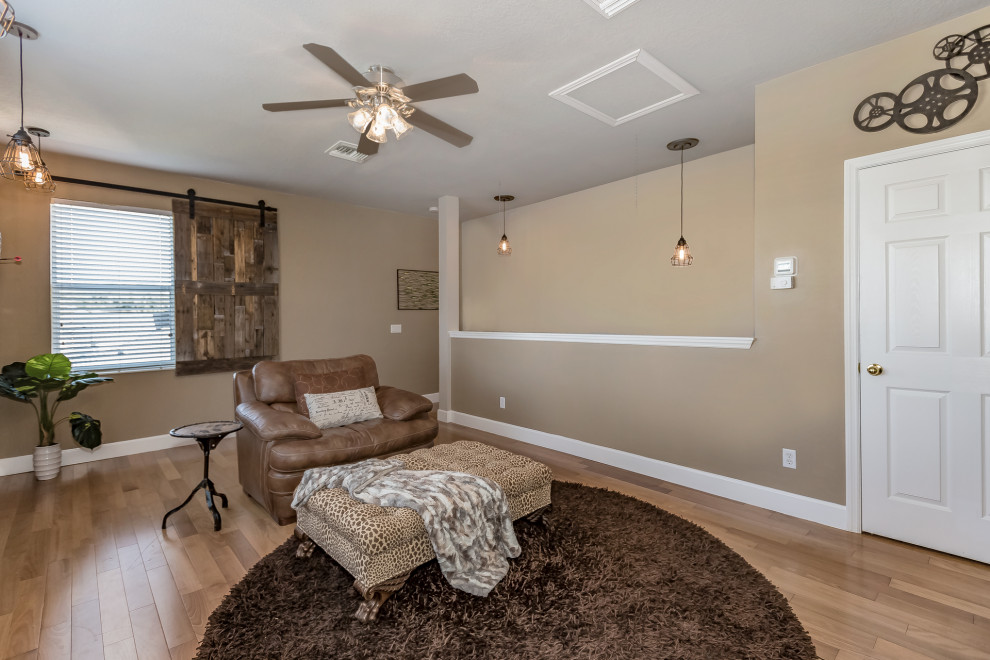 Mittelgroßes Modernes Wohnzimmer im Loft-Stil mit beiger Wandfarbe, braunem Holzboden und braunem Boden in Tampa