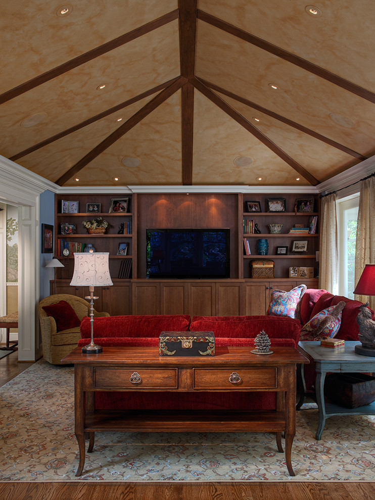 Abgetrenntes Klassisches Wohnzimmer mit braunem Holzboden und Multimediawand in Seattle