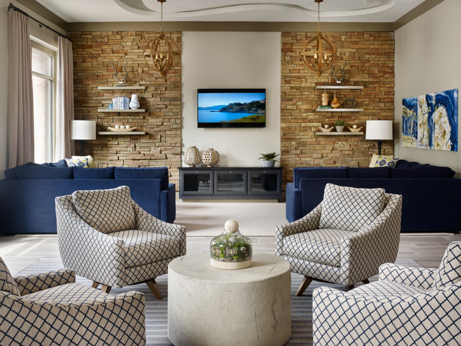 Идея дизайна: огромная открытая гостиная комната в стиле модернизм с серыми стенами, полом из керамогранита и телевизором на стене без камина