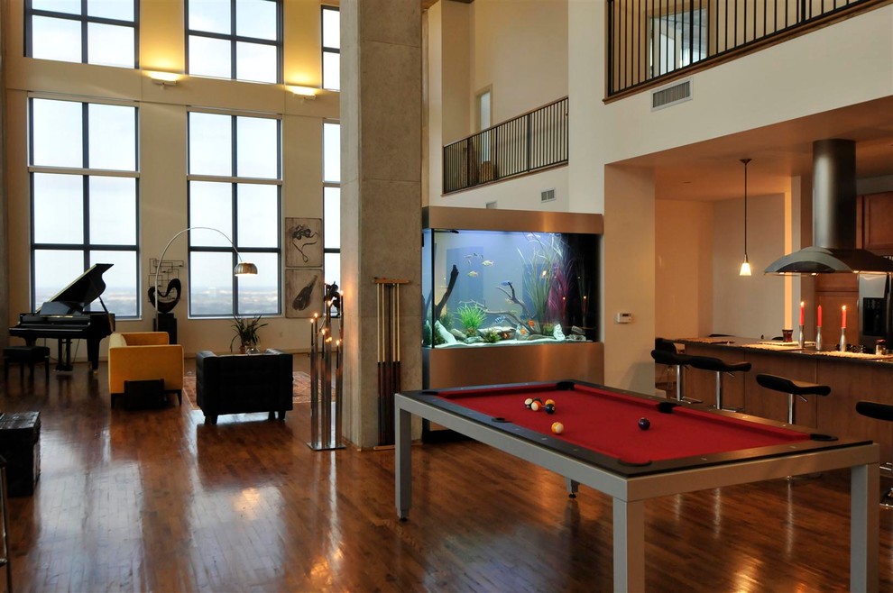 Стильный дизайн: большая открытая комната для игр в стиле модернизм с бежевыми стенами, темным паркетным полом и коричневым полом без камина, телевизора - последний тренд
