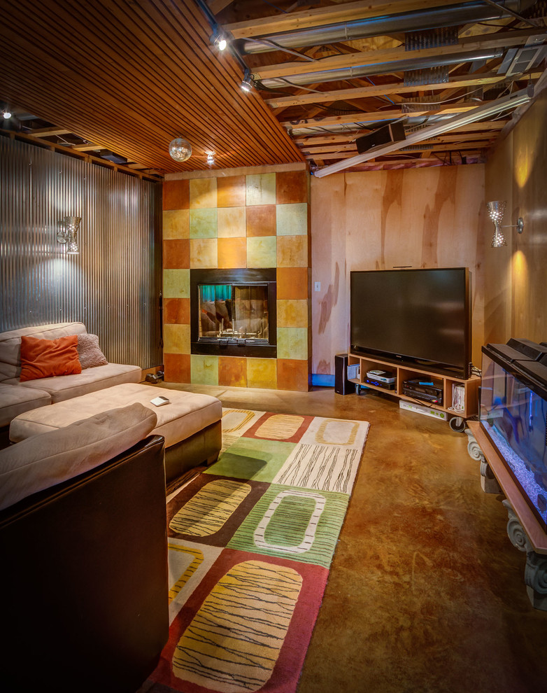 Modelo de sala de juegos en casa contemporánea de tamaño medio con suelo de cemento, todas las chimeneas, marco de chimenea de hormigón y televisor en una esquina