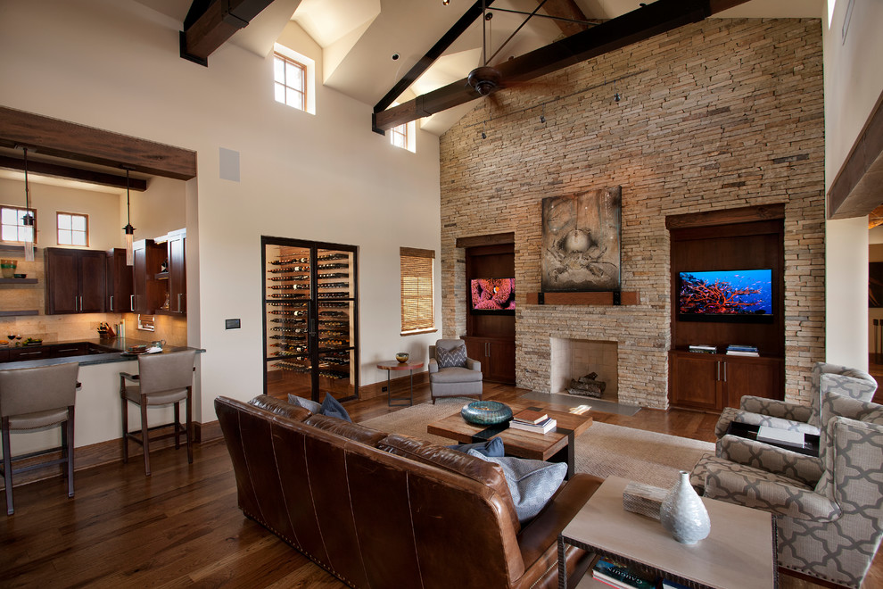 Imagen de sala de estar cerrada clásica renovada de tamaño medio con paredes beige, suelo de madera en tonos medios, todas las chimeneas y marco de chimenea de piedra