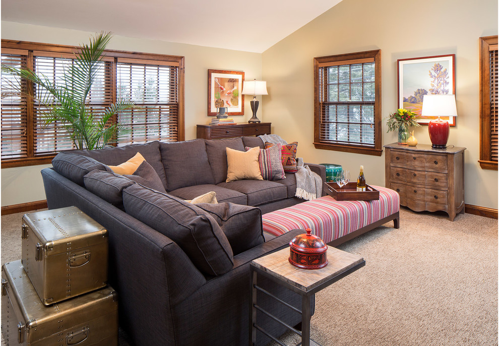 Imagen de sala de estar abierta clásica renovada de tamaño medio sin chimenea con paredes beige, moqueta y marco de chimenea de piedra