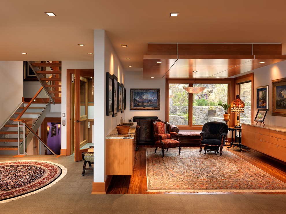 Modernes Wohnzimmer mit braunem Holzboden in Vancouver