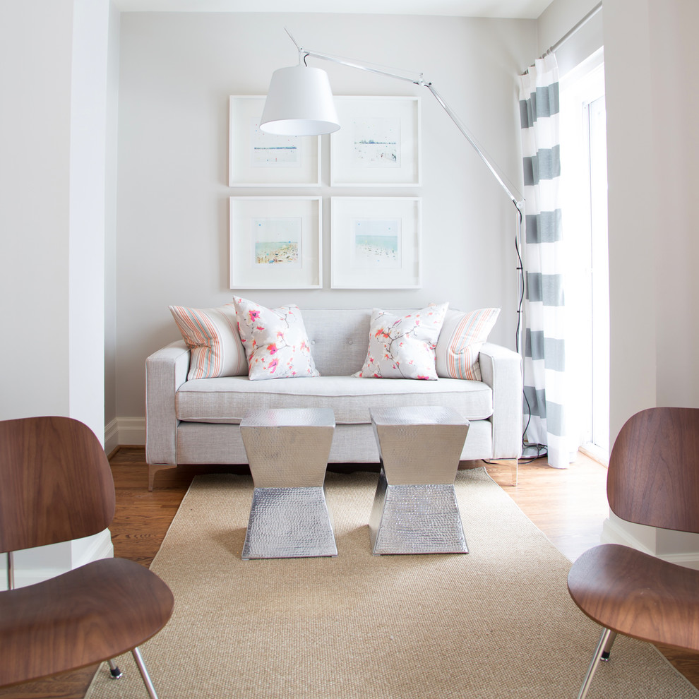 Idee per un piccolo soggiorno tradizionale chiuso con pareti bianche, pavimento in legno massello medio e pavimento marrone