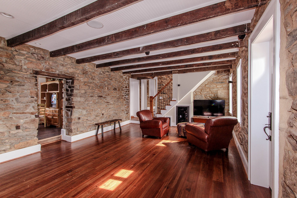 Großes, Offenes Country Wohnzimmer mit hellem Holzboden, Kamin, Kaminumrandung aus Stein und freistehendem TV in Washington, D.C.