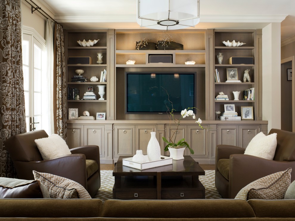 Идея дизайна: гостиная комната в классическом стиле с мультимедийным центром и коричневым диваном без камина