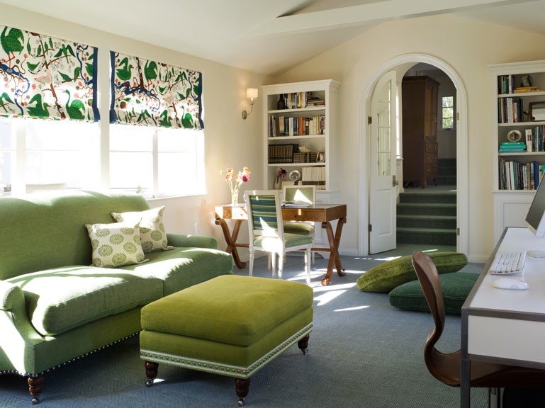 На фото: большая изолированная гостиная комната в современном стиле с бежевыми стенами и ковровым покрытием без камина, телевизора