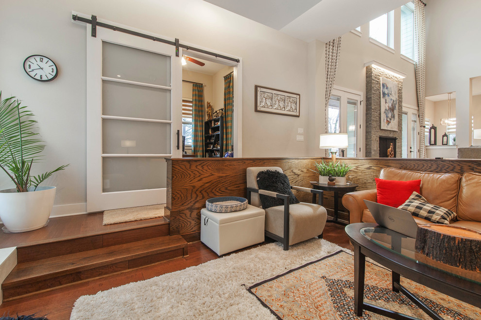 Offenes Modernes Wohnzimmer mit braunem Holzboden in Dallas